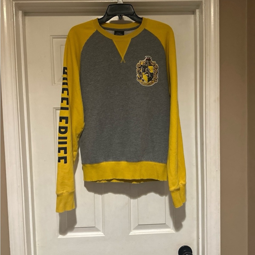 Universal Wizarding World Harry Potter Sweatshirt Hufflepuff Gray Yellow Size M